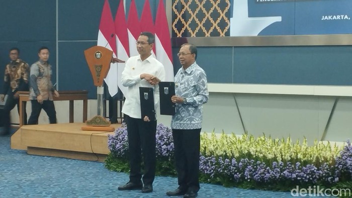 Penjabat (Pj) Gubernur DKI Jakarta Heru Budi Hartono bersama Gubernur Bali I Wayan Coster.