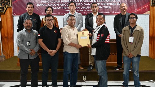 Penyerahan berkas perbaikan Partai Kebangkitan Nusantara (PKN) kepada KPU Bali, Minggu (9/7/2023) malam. (Foto: KPU Bali)