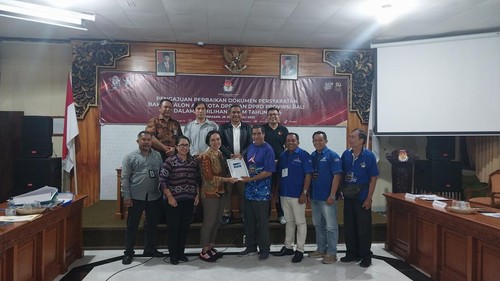 Partai politik menyerahkan perbaikan berkas bacaleg ke KPU Bali di hari terakhir batas pengumpulan, Minggu (9/7/2023).