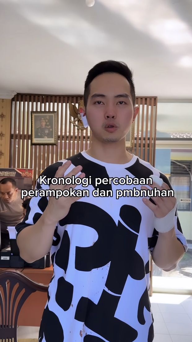Perampokan di Perumahan Graha Padma, Semarang terjadi di rumah selebgram cilik Clayton Wiyono. Pelaku merupakan tetangga yang tinggal di dekat rumah korban.