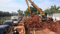 Aktivitas ini membuat antrean kendaraan mengular.