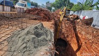 Pekerja mengoperasikan alat berat dalam proyek gorong-gorong armco pengandali banjir di Jl RA Kartini, Lebak Bulus, Jakarta, Senin (10/7/2023).