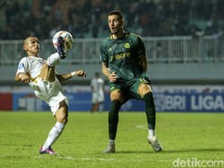 Persija bahkan baru bisa menebar ancaman di menit ke-18. Marko Simic coba membuat tendangan percobaan, namun masih belum tepat sasaran. Begitu juga upaya Riko Simanjuntak di menit ke-28 masih belum membuahkan hasil. Sepakannya masih melambung ke atas. 
