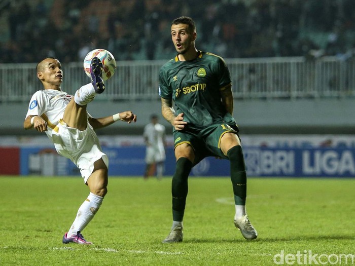 Persikabo 1973 vs Persija Jakarta berakhir tanpa pemenang dalam lanjutan BRI Liga 1 2023/2024. Macan Kemayoran diredam Laskar Padjajaran tanpa gol di Bogor.
