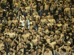 Pendukung Persikabo meneriakan yel-yel dan nyanyian. 