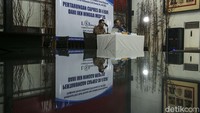 Peneliti senior LSI Denny JA, Hanggoro Doso Pamungkas menyampaikan hasil survei.  