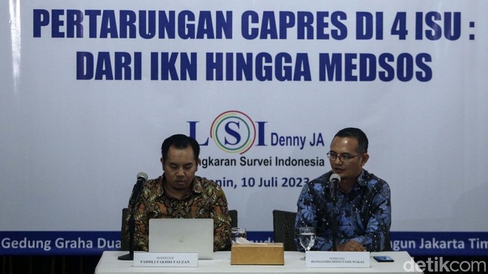 Peneliti senior LSI Denny JA, Hanggoro Doso Pamungkas (kanan) didampingi Fadhli Fakhri Fauzan (moderator) saat menyampaikan analisis temuan dan survei nasional terbaru bertajuk 'Pertarungan Capres di 4 Isu : Dari IKN Hingga Medsos' di Jakarta, Senin (10/7/2023).