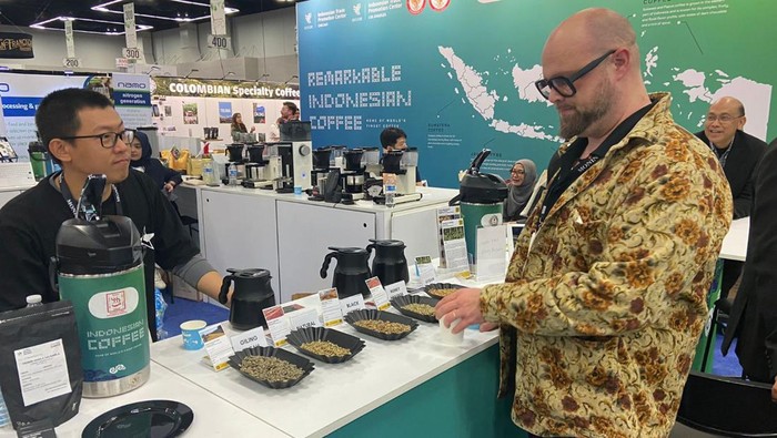 Peserta Specialty Coffee Association Expo saat berkunjung ke booth kopi Indonesia di Oregon, AS