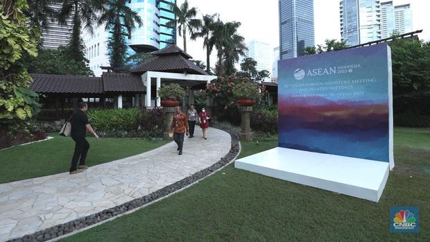 Petugas keamanan memeriksa kendaraan pribadi milik pengunjung di hotel Shangri-La, Jakarta, Senin (10/7/2023). (CNBC Indonesia/Tri Susilo)