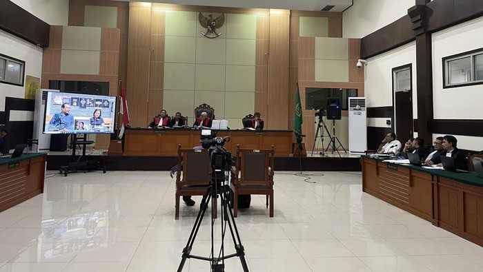 Podcast Haris Azhar dan Fatia Maulidiyanti yang menyeret nama Menko Kemaritiman dan Investasi, Luhut Binsar Pandjaitan, ditayangkan dalam persidangan.
