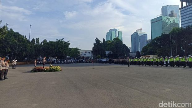 Polda Metro Jaya menggelar gelar pasukan Operasi Patuh Jaya 2023 yang dimulai Hari ini, Senin (10/7/2023).