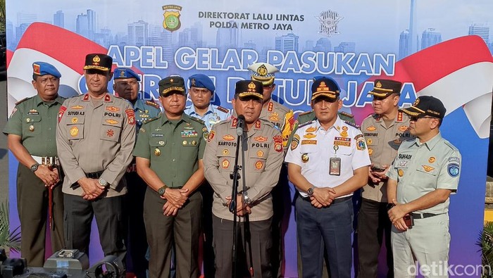Polda Metro Jaya menggelar gelar pasukan Operasi Patuh Jaya 2023 yang dimulai Hari ini, Senin (10/7/2023).