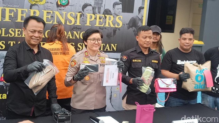 Polisi tangkap penipu tiket Konser NCT Dreams. (Adrial/detikcom)