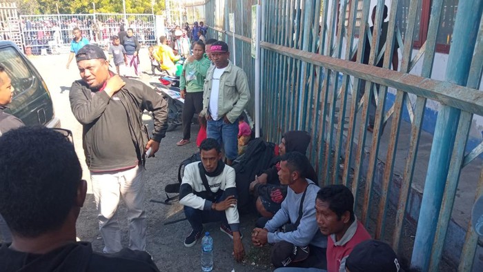 Polres Sikka mengamankan puluhan pekerja ilegal asal Manggarai, NTT, dengan tujuan Kalimantan Utara di Pelabuhan Lorens Say Maumere, Kabupaten Sikka, NTT. (Foto: Istimewa)