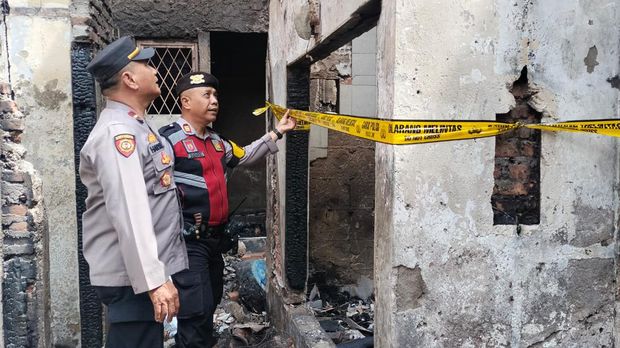 Polsek Tambora membuka posko melayani pengurusan surat berharga yang hilang atau terbakar akibat kebakaran di Tambora.