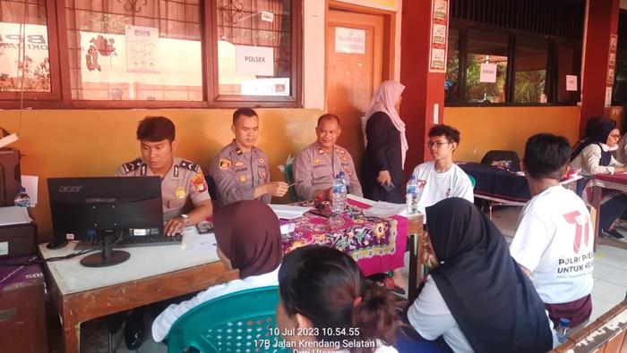 Polsek Tambora membuka posko melayani pengurusan surat berharga yang hilang atau terbakar akibat kebakaran di Tambora.