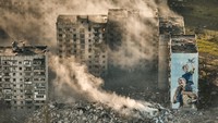 Asap mengepul dari sebuah gedung di Bakhmut, tempat pertempuran terberat dengan pasukan Rusia di wilayah Donetsk, Ukraina, Rabu, 26 April 2023. AP/Libkos  