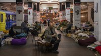 Warga menginap di kereta bawah tanah kota Kharkiv, di timur Ukraina, pada Kamis, 19 Mei 2022. AP/Bernat Armangue  