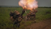 Tentara Ukraina menembaki posisi Rusia di garis depan di wilayah Zaporizhzhia, Ukraina, Sabtu, 24 Juni 2023. AP/Efrem Lukatsky  