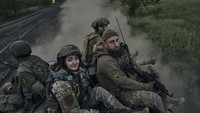 Tentara Ukraina naik di atas APC di garis depan di wilayah Luhansk, Ukraina, Minggu, 21 Mei 2023. AP/Libkos  