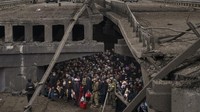 Warga Ukraina berkerumun di bawah jembatan yang hancur saat mereka mencoba melarikan diri dengan menyeberangi Sungai Irpin di pinggiran Kyiv, Ukraina, Sabtu, 5 Maret 2022. Sabtu (8/7) menandai 500 hari sejak Rusia menginvasi Ukraina pada 24 Februari 2022. AP/Emilio Morenatti