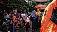 BPBD mendirikan tenda pengungsian di dalam SDN 05 Pagi dan 06 Petang Duri Utara yang berjarak 100 meter dari lokasi kebakaran.  