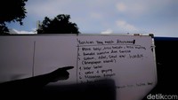 Papan menunjukkan daftar sejumlah barang yang masih dibutuhkan para pengungsi.  