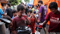 Anak-anak bermain di pengungsian.  
