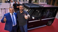 Industrialis Lebanon Hisham Houssami (kiri) dan Menteri Ekonomi dan Perdagangan sementara Lebanon Amin Salam berpose di samping mobil hibrida bernama Lira di Kementerian Ekonomi, Beirut, Lebanon, Sabtu (8/7/2023).  
