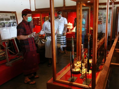 Puri Agung Klungkung saat menerima hibah senjata pusaka berupa mata tombak berikut sarungnya dari Westerlaken Foundation, sebuah yayasan di Belanda, pada 2020 silam. (Foto: Istimewa)