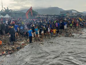 300 Ton Sampah di Pantai Sukaraja Ditargetkan Selesai Diangkut 2 Hari