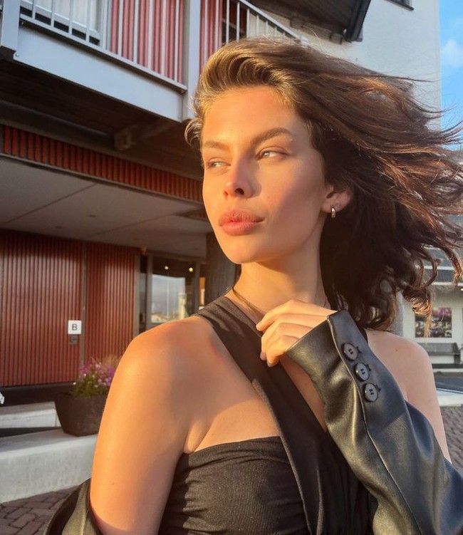 Dalam wawancara baru-baru ini, Rikkie mengungkap perjalanannya menjadi Miss Universe Belanda. Mengaku tidak muda, dikatakan jika ia telah melewati berbagai tantangan setelah membuka diri sebagai transgender yang menurutnya butuh kekuatan dan ketangguhan. Untungnya, Rikkie mendapat dukungan penuh dari keluarga hingga bisa seperti sekarang. Foto: Instagram Rikkie Valerie Kolle