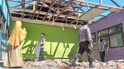 Ruang belajar SD 1 Kumbang Lombok Timur roboh. Foto: Polsek Masbagik.