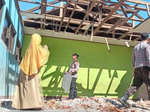 Tak Diperbaiki Sejak Gempa 2018, 1 Ruangan SD Masbagik Akhirnya Roboh