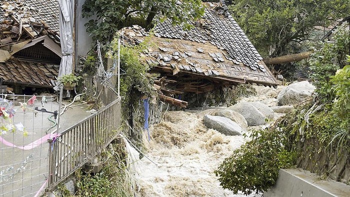 Rumah warga Jepang rusak akibat terjangan banjir yang diwarnai lumpur di Karatsu, Prefektur Saga