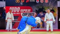Keduanya terlihat memasang kuda-kuda dan bersiap menyerang satu sama lain. Keduanya tampak sama-sama berusaha menjatuhkan.