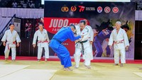 Jenderal Sigit sparing dengan salah satu anggota bernama Kombes Yudi. Diketahui, Kombes Yudi adalah mantan atlet judo.