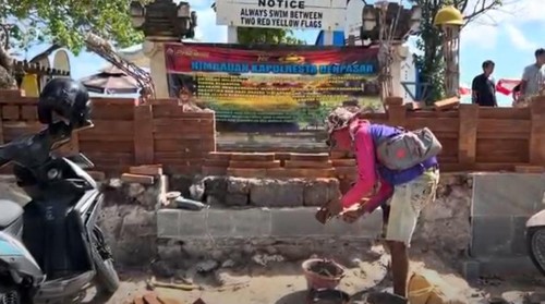 Salah satu akses pintu yang telah ditutup oleh Dinas PUPR Badung, Senin (10/7/2023). (I Nyoman Adhisthaya Sawitra)