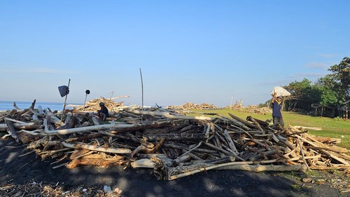 Kondisi Pantai Jumpai Klungkung dipenuhi sampah kiriman, warga memanfaatkan sebagai rejeki tambahan, Senin (10/7/2023).
