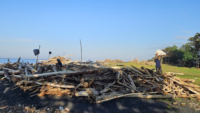 Kondisi Pantai Jumpai Klungkung dipenuhi sampah kiriman, warga memanfaatkan sebagai rejeki tambahan, Senin (10/7/2023).