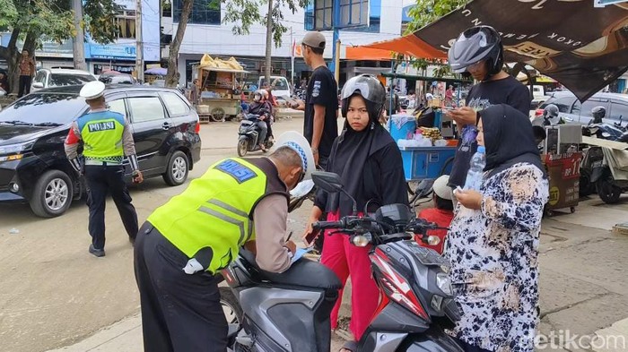 Satlantas Polrestabes Palembang menilang penggendara sepeda motor pada operasi patuh Musi 2023. (Welly Jasrial Tanjung/detikSumbagsel)