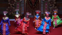 Seniman Sanggar Seni Kusuma Kabupaten Bekasi, Jawa Barat, menampilkan sejumlah pertunjukan seni tari diantaranya tari payungku, tari sulanjana, tari barong bekasi dan tari bocah muara dalam pesta kesenian tersebut.