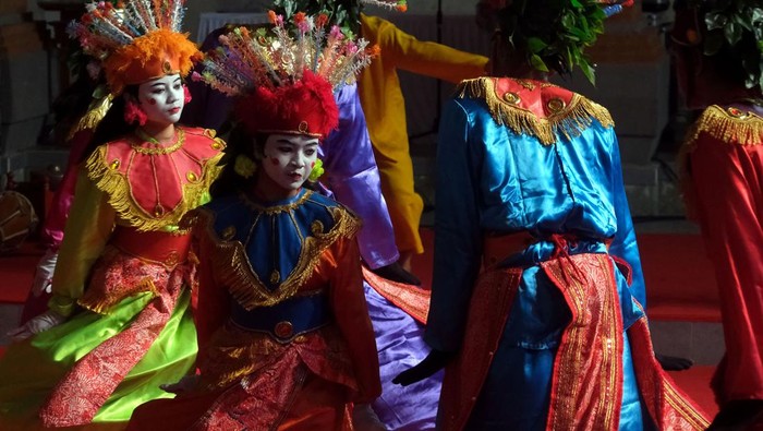 Seni tari tradisional khas Bekasi Sejumlah seniman menampilkan tari barong bekasi saat Pesta Kesenian Bali ke-45 di Taman Werdhi Budaya Art Centre, Denpasar, Bali, Senin (10/7/2023). Seniman Sanggar Seni Kusuma Kabupaten Bekasi, Jawa Barat, menampilkan sejumlah pertunjukan seni tari diantaranya tari payungku, tari sulanjana, tari barong bekasi dan tari bocah muara dalam pesta kesenian tersebut sehingga dapat melestarikan budaya khususnya tari. ANTARA FOTO/Nyoman Hendra Wibowo/Spt.