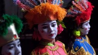Sejumlah seniman menampilkan tari barong bekasi saat Pesta Kesenian Bali ke-45 di Taman Werdhi Budaya Art Centre, Denpasar, Bali, Senin (10/7/2023).