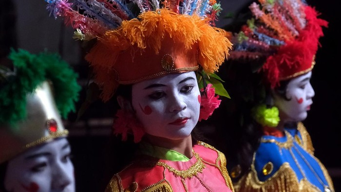 Seni tari tradisional khas Bekasi Sejumlah seniman menampilkan tari barong bekasi saat Pesta Kesenian Bali ke-45 di Taman Werdhi Budaya Art Centre, Denpasar, Bali, Senin (10/7/2023). Seniman Sanggar Seni Kusuma Kabupaten Bekasi, Jawa Barat, menampilkan sejumlah pertunjukan seni tari diantaranya tari payungku, tari sulanjana, tari barong bekasi dan tari bocah muara dalam pesta kesenian tersebut sehingga dapat melestarikan budaya khususnya tari. ANTARA FOTO/Nyoman Hendra Wibowo/Spt.
