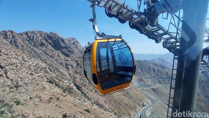 Sensasi Naik Kereta Gantung di Puncak Arab Saudi Di kota Taif, Arab Saudi, terdapat kereta gantung yang melewati gunung Gunung Al Hada. Kereta gantung itu menghubungkan kota Taif denga kota Makkah.