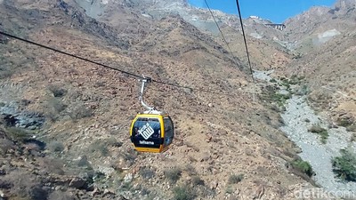 Sensasi Naik Kereta Gantung di Puncak Arab Saudi