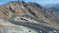 Selama perjalanan kita bisa melihat lekukan jalanan yang menghubungkan kota Taif dan kota Makkah di Gunung Al Hada.