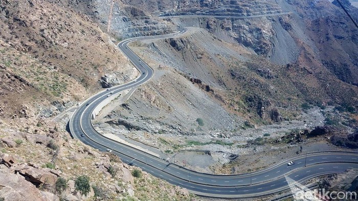 Di kota Taif, Arab Saudi, terdapat kereta gantung yang melewati gunung Gunung Al Hada. Kereta gantung itu menghubungkan kota Taif denga kota Makkah.