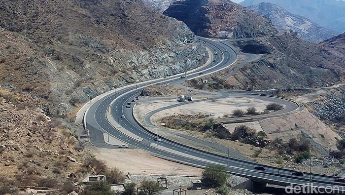 Sensasi Naik Kereta Gantung di Puncak Arab Saudi Di kota Taif, Arab Saudi, terdapat kereta gantung yang melewati gunung Gunung Al Hada. Kereta gantung itu menghubungkan kota Taif denga kota Makkah.
